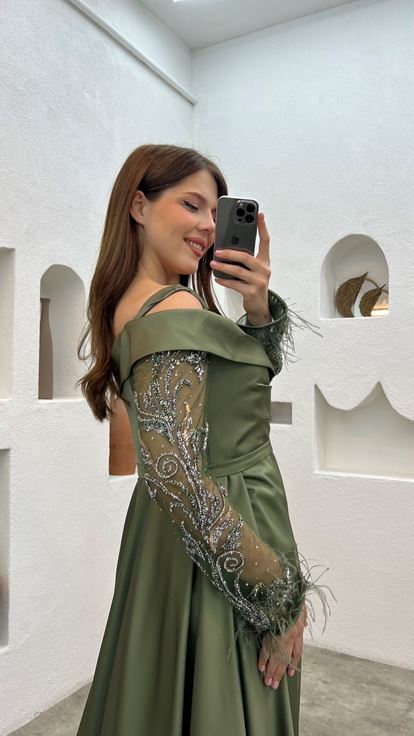 فستان سهرة كاكي اللون بأشرطة وأكمام مزينة بالتول