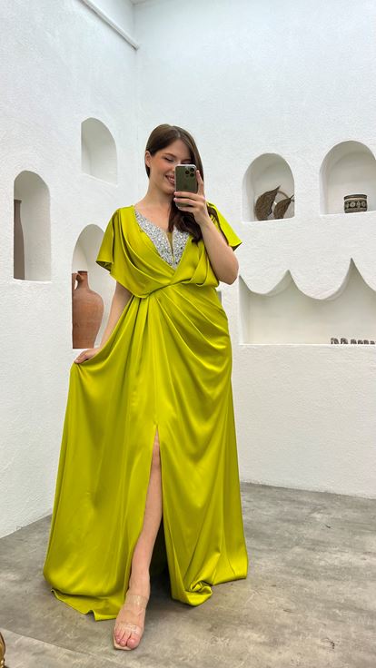 فستان سهرة أصفر مزين بحجر على الصدر