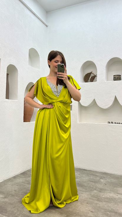 فستان سهرة أصفر مزين بحجر على الصدر