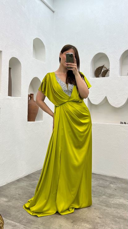 فستان سهرة أصفر مزين بحجر على الصدر