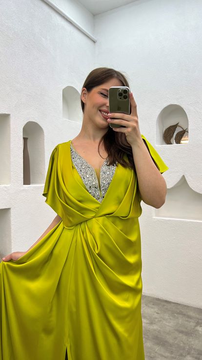 فستان سهرة أصفر مزين بحجر على الصدر