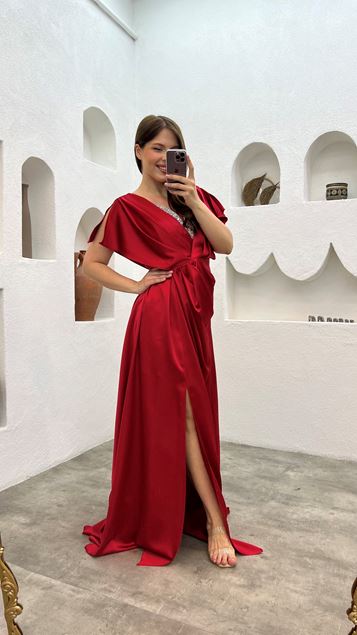 Rotes, mit Steinen besticktes Abendkleid in Übergröße auf der Brust