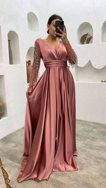 Vestido de noche bordado con mangas de rosa seca