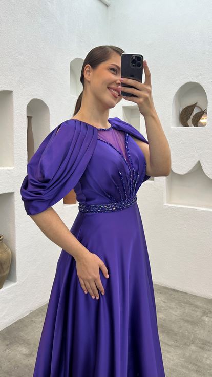 فستان سهرة بنفسجي بمقاسات كبيرة بأكمام مكشكشة وصدر مطرز