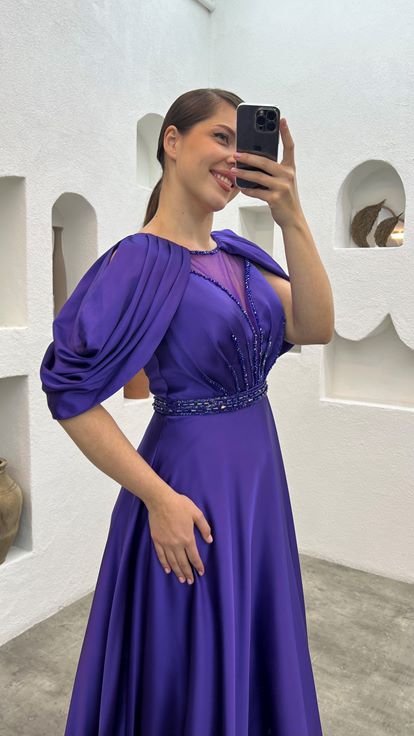 فستان سهرة بنفسجي بمقاسات كبيرة بأكمام مكشكشة وصدر مطرز