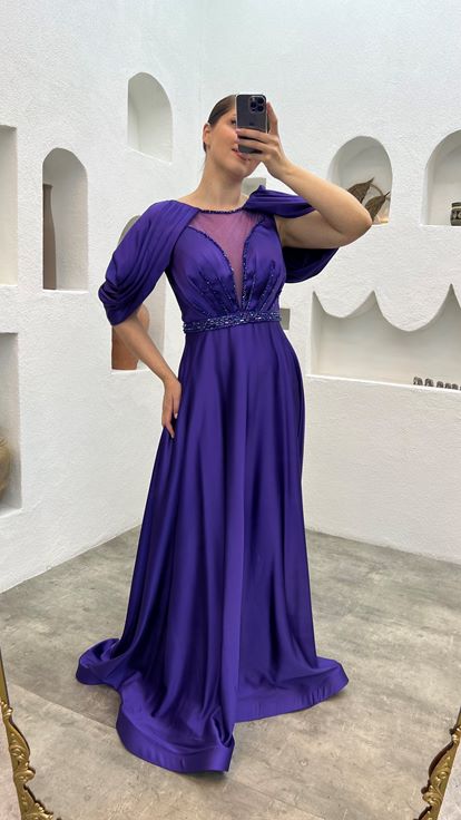 فستان سهرة بنفسجي بمقاسات كبيرة بأكمام مكشكشة وصدر مطرز