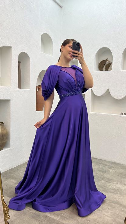 فستان سهرة بنفسجي بمقاسات كبيرة بأكمام مكشكشة وصدر مطرز