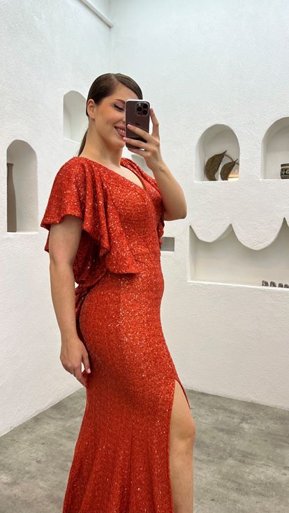 Orangefarbenes Abendkleid mit Pailletten in Übergröße