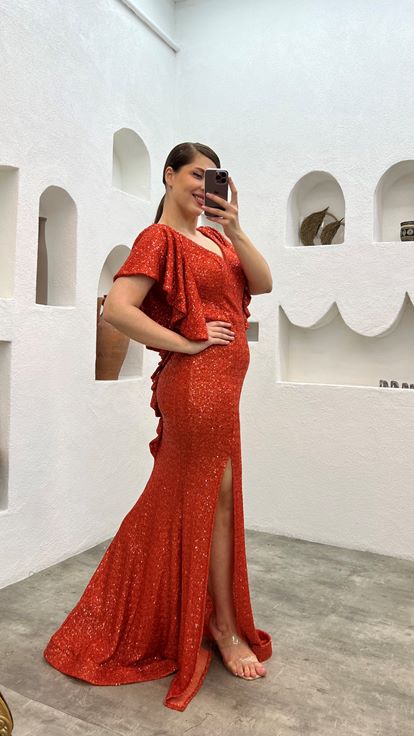 Orangefarbenes Abendkleid mit Pailletten in Übergröße