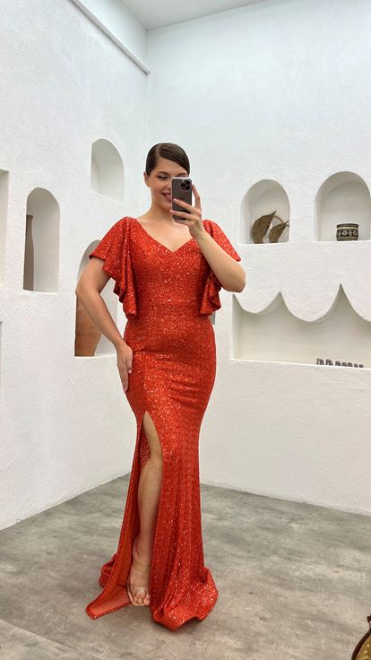 Orangefarbenes Abendkleid mit Pailletten in Übergröße