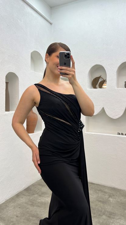 فستان سهرة أسود بكتف واحد بمقاسات كبيرة مع خصر مطرز