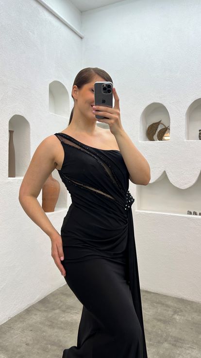 فستان سهرة أسود بكتف واحد بمقاسات كبيرة مع خصر مطرز