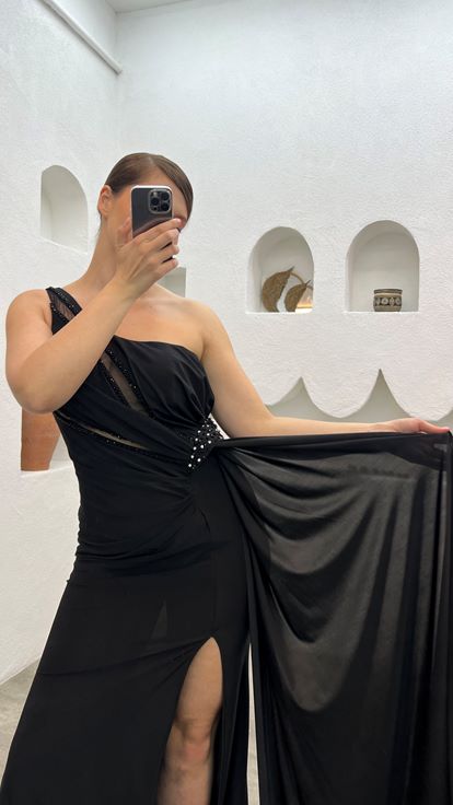 فستان سهرة أسود بكتف واحد بمقاسات كبيرة مع خصر مطرز