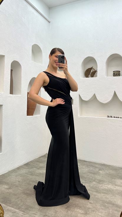 فستان سهرة أسود بكتف واحد بمقاسات كبيرة مع خصر مطرز