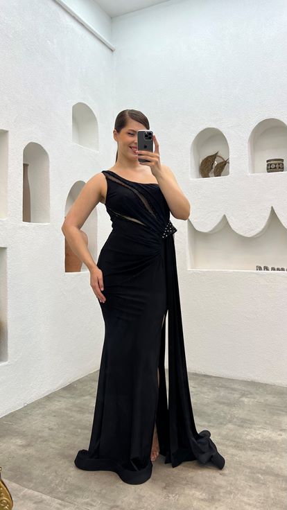 فستان سهرة أسود بكتف واحد بمقاسات كبيرة مع خصر مطرز