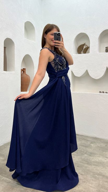 فستان سهرة مقاس كبير مطرز باللون الأزرق الداكن