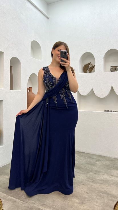 فستان سهرة مقاس كبير مطرز باللون الأزرق الداكن