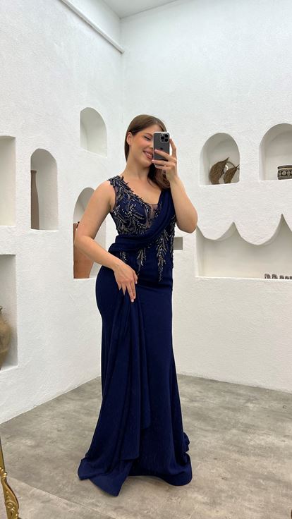 فستان سهرة مقاس كبير مطرز باللون الأزرق الداكن