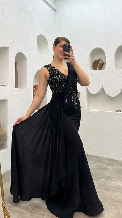 فستان سهرة أسود مطرز مقاس كبير