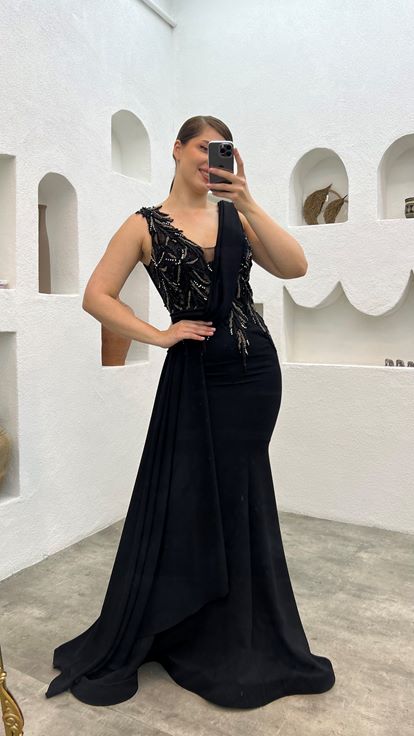 فستان سهرة أسود مطرز مقاس كبير