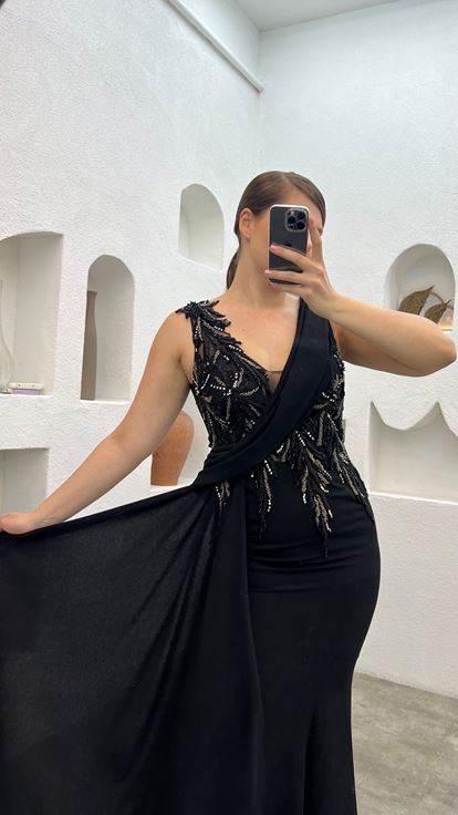 فستان سهرة أسود مطرز مقاس كبير