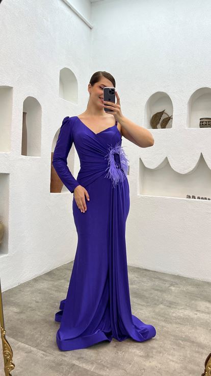 فستان سهرة بمقاسات كبيرة، مزين بزهرة ريشية عند الخصر، بأكمام واحدة