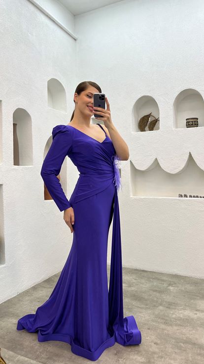 فستان سهرة بمقاسات كبيرة، مزين بزهرة ريشية عند الخصر، بأكمام واحدة