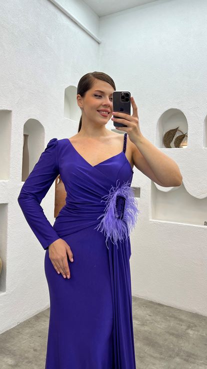 فستان سهرة بمقاسات كبيرة، مزين بزهرة ريشية عند الخصر، بأكمام واحدة