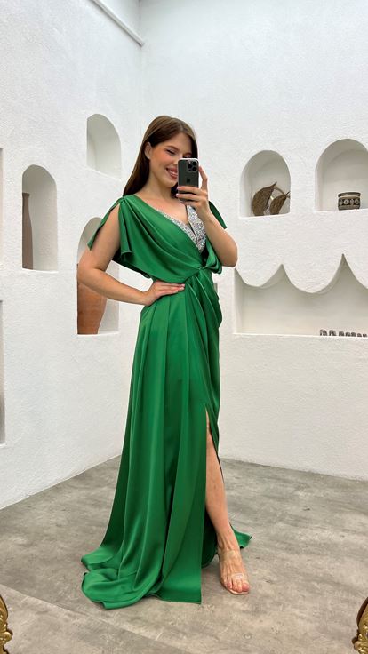 فستان سهرة بمقاسات كبيرة مزين بحجر الزمرد