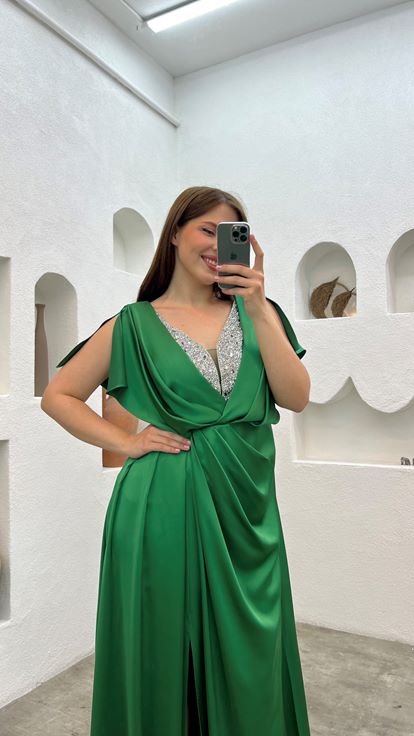 فستان سهرة بمقاسات كبيرة مزين بحجر الزمرد