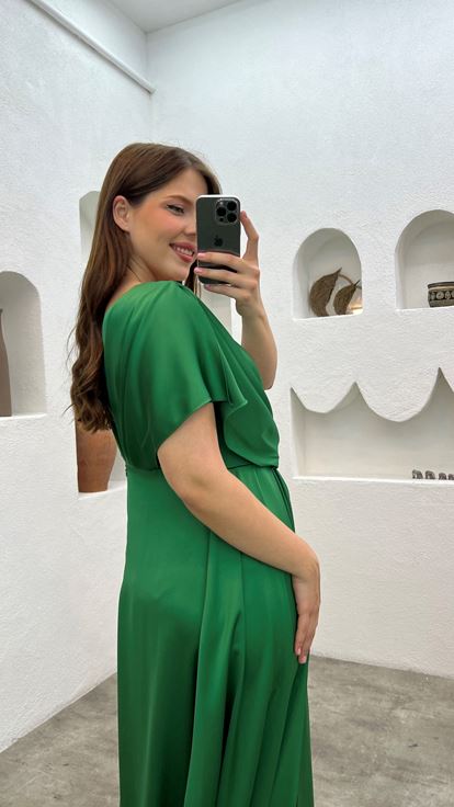 فستان سهرة بمقاسات كبيرة مزين بحجر الزمرد