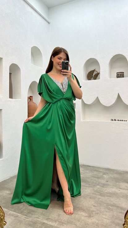 فستان سهرة بمقاسات كبيرة مزين بحجر الزمرد