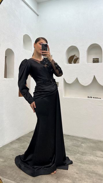 Vestido de noche negro de tul de una sola manga bordado con detalle de talla grande