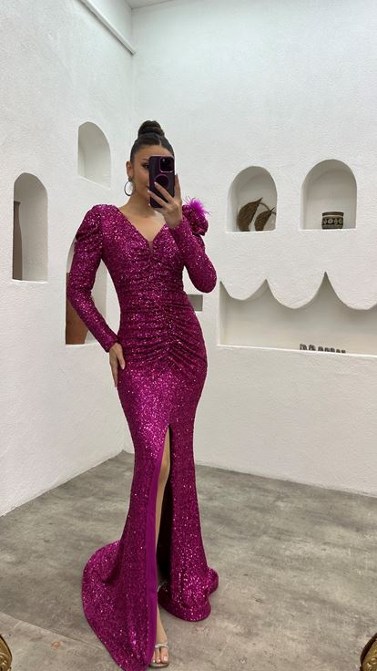 Fuchsiafarbenes Abendkleid mit Pailletten und Schlitz