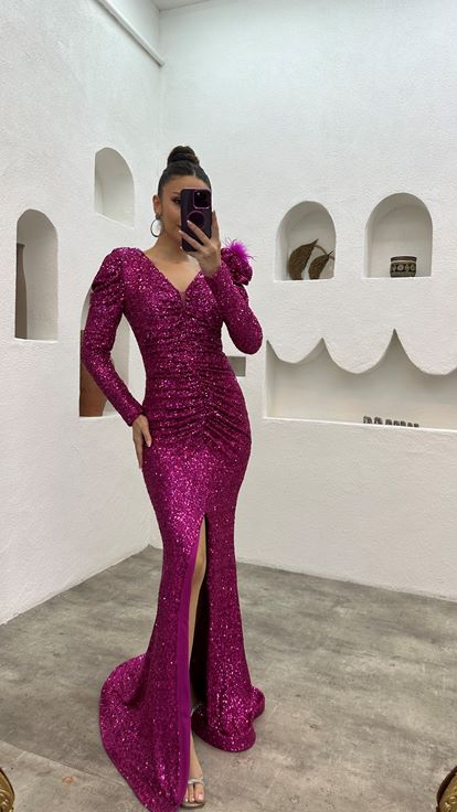 Fuchsiafarbenes Abendkleid mit Pailletten und Schlitz