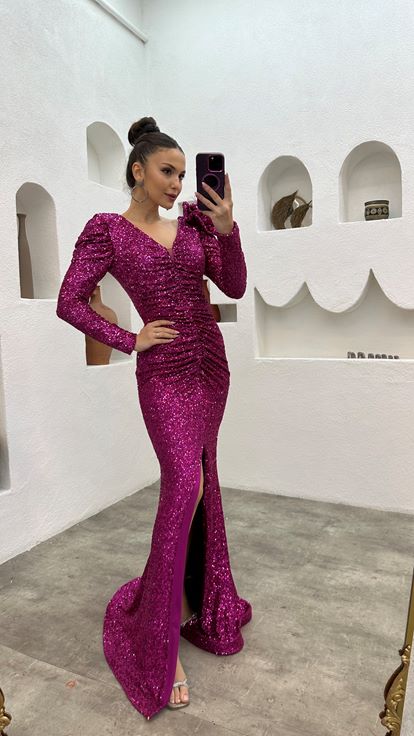 Fuchsiafarbenes Abendkleid mit Pailletten und Schlitz