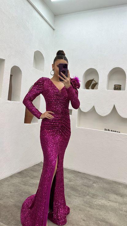 Fuchsiafarbenes Abendkleid mit Pailletten und Schlitz