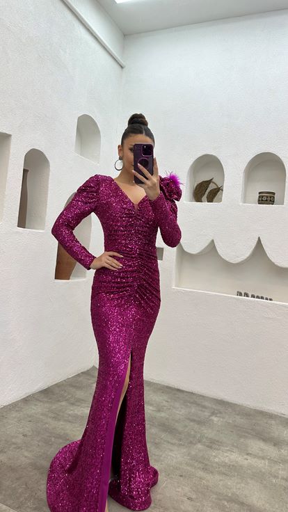 Fuchsiafarbenes Abendkleid mit Pailletten und Schlitz