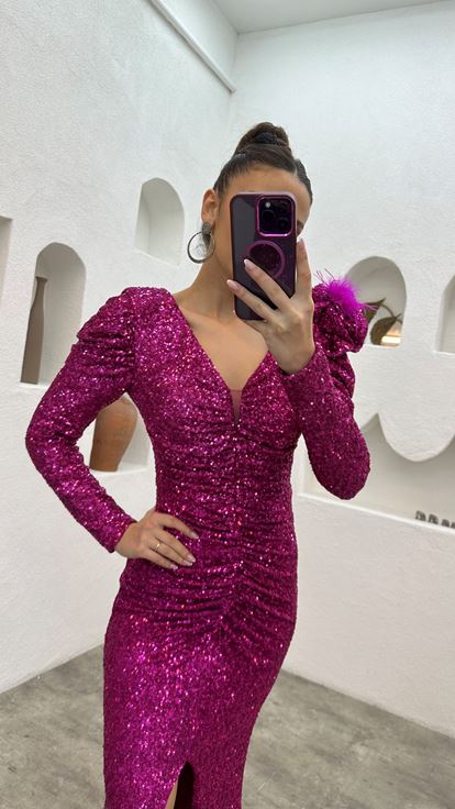 Fuchsiafarbenes Abendkleid mit Pailletten und Schlitz