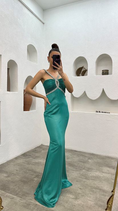Vestido de noche verde con detalle de pedrería en el busto 