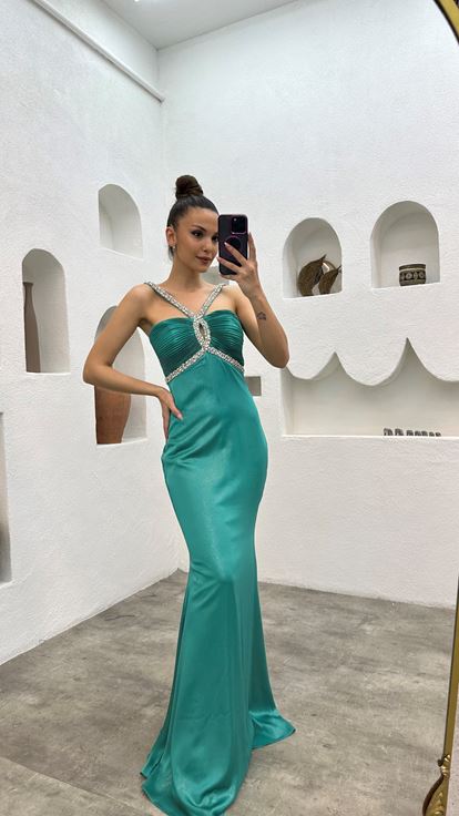 Vestido de noche verde con detalle de pedrería en el busto 