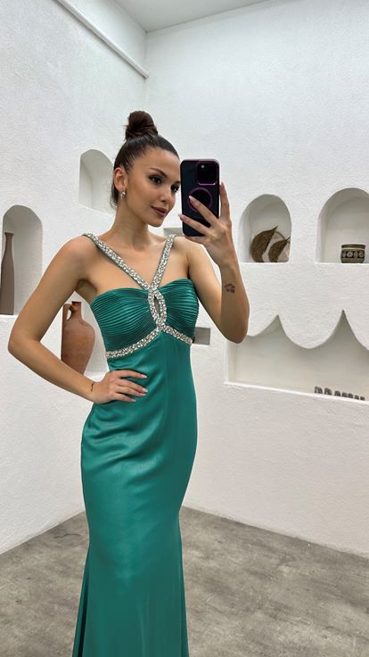 Vestido de noche verde con detalle de pedrería en el busto 