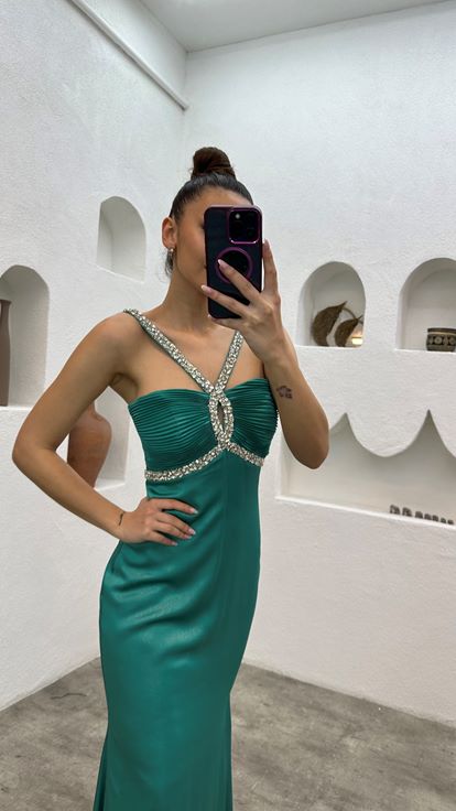 Vestido de noche verde con detalle de pedrería en el busto 