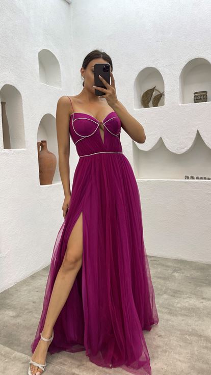 فستان سهرة مطرز بأشرطة باللون الفوشيا