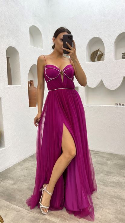 فستان سهرة مطرز بأشرطة باللون الفوشيا