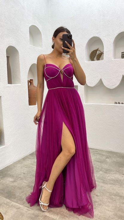 فستان سهرة مطرز بأشرطة باللون الفوشيا