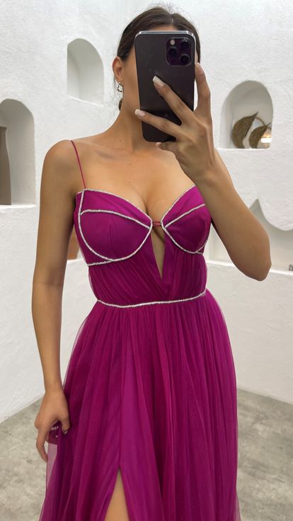 فستان سهرة مطرز بأشرطة باللون الفوشيا