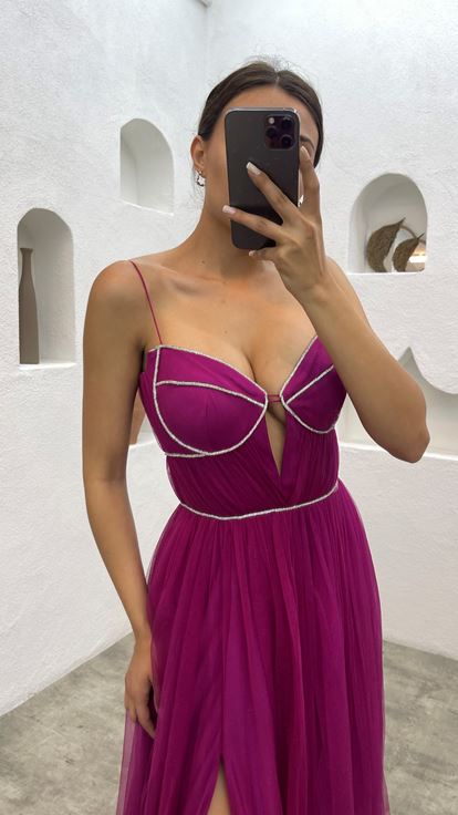 فستان سهرة مطرز بأشرطة باللون الفوشيا