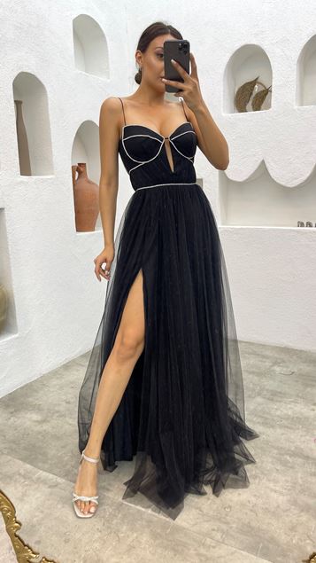 Abendkleid mit schwarzem Kordelriemen bestickt