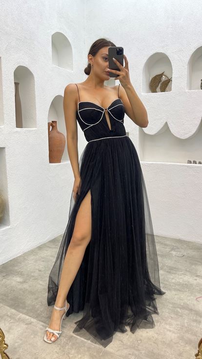 فستان سهرة أسود مطرز بأشرطة